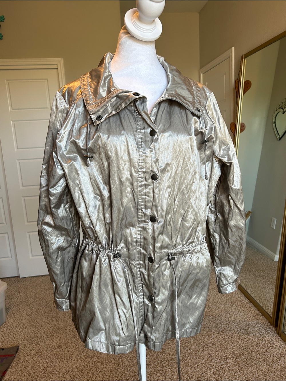 TravelSmith Silver Metallic Crinkle Raincoat/Windbreaker Women’s Size MP